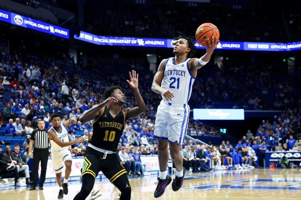 Kentucky guard D.J. Wagner (21) shoots the ball against Kentucky State during Thursday’s exhibition game at Rupp Arena. The freshman finished with 12 points and seven assists. Silas Walker/swalker@herald-leader.com