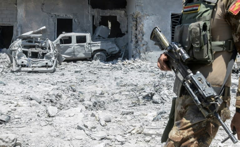 A member of the Iraqi forces advances through the Old City of Mosul on June 25, 2017, during the ongoing offensive to retake the last district held by the Islamic State group