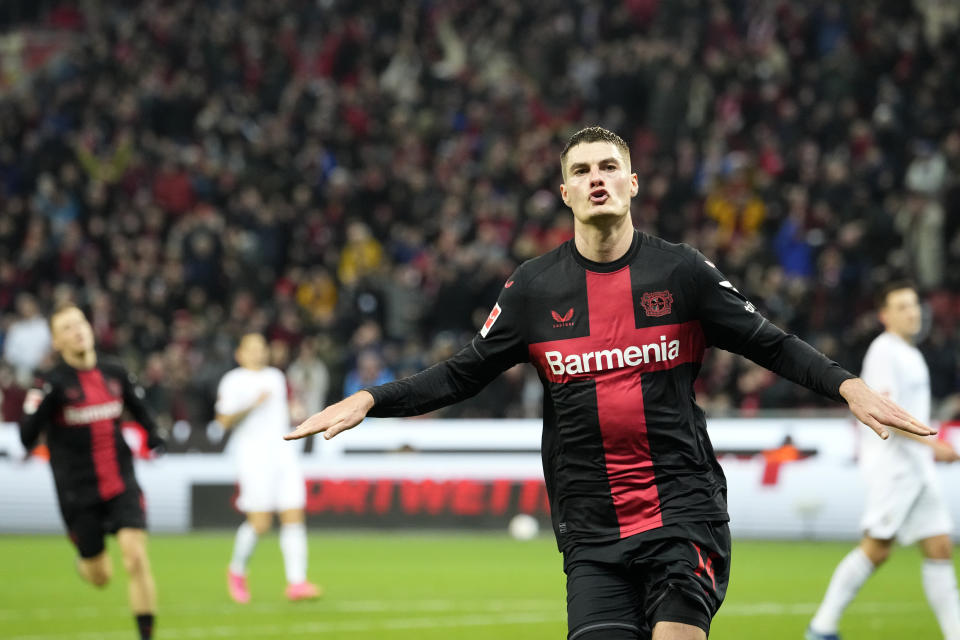 Patrik Schick, del Leverkusen, celebra después de anotar el segundo gol de su equipo durante el juego de fútbol de la Bundesliga entre Bayer Leverkusen y VfL Bochum en la BayArena en Leverkusen, Alemania, el miércoles 20 de diciembre de 2023. (AP Foto/Martin Meissner)