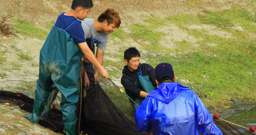 蔡昌憲到漁村找尋即將消失的傳統漁法。（圖／公視提供）