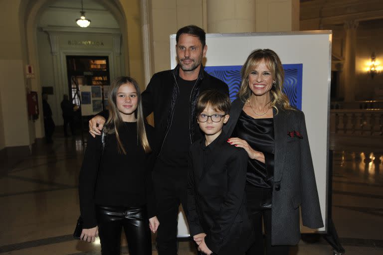 El productor Mariano Chihade junto a su esposa Mariana Fabbiani y sus hijos Matilda y Máximo