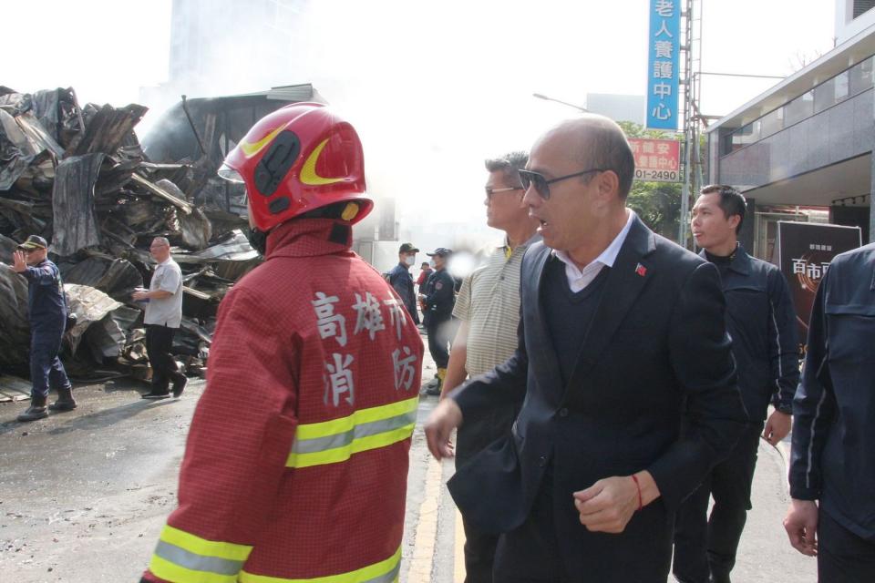 高雄市楠梓區紡織廠鐵皮倉庫大火，市長韓國瑜親自前往火場關心救災進度，但照片上韓國瑜張嘴看似打呵欠，卻未被過濾，仍由市府新聞處發出。/圖：高雄市政府提供