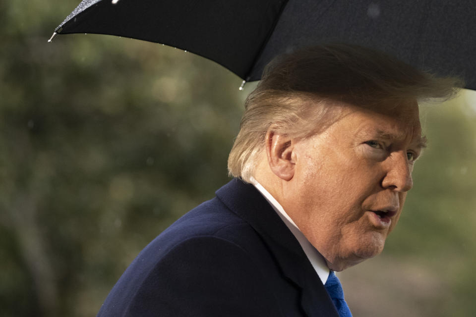 El presidente Donald Trump habla con los reporteros en los jardines de la Casa Blanca, el lunes 2 de diciembre de 2019, en Washington. (AP Foto/Alex Brandon)