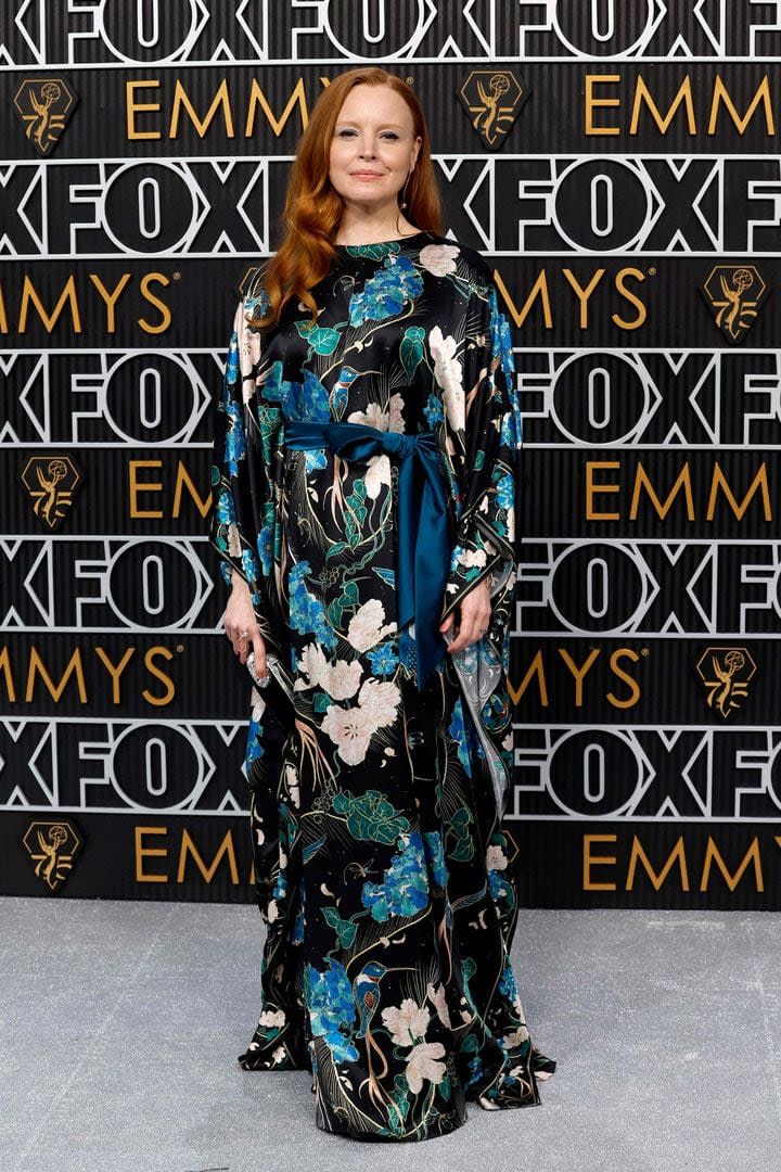 Lauren Ambrose, actriz de Yellowjackets, se diferenció con un vestido estampado tipo túnica 