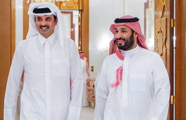 El príncipe heredero saudita Mohammed bin Salman (derecha) recibiendo el 11 de noviembre de 2023 al emir jeque Tamim bin Hamad al-Thani de Qatar en Riad, antes del inicio de una reunión de emergencia de la Liga Árabe y la Organización de Cooperación Islámica (OCI)(SPA / Ahmed Nureldine / AFP)