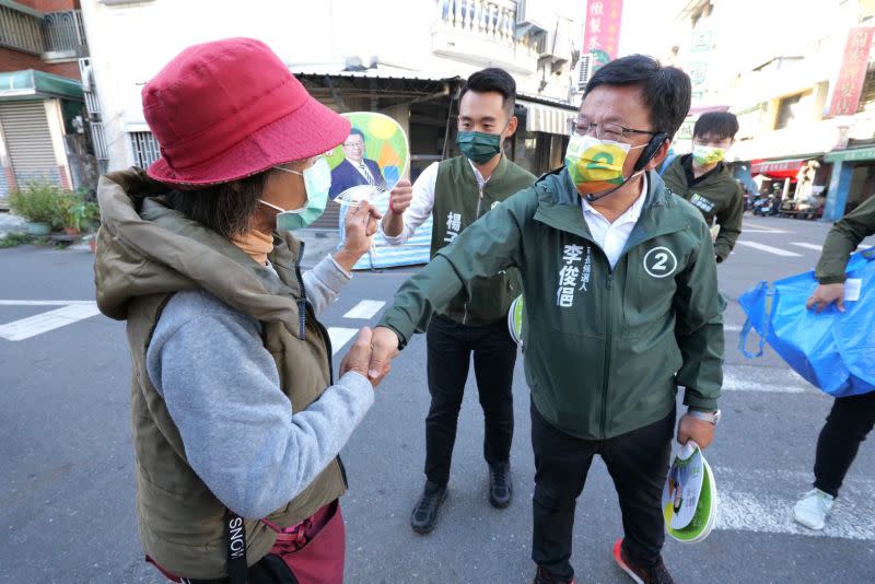 ▲李俊俋勤走基層，面對面向市民懇託，力拼翻轉嘉義市。（圖／李俊俋辦公室提供）