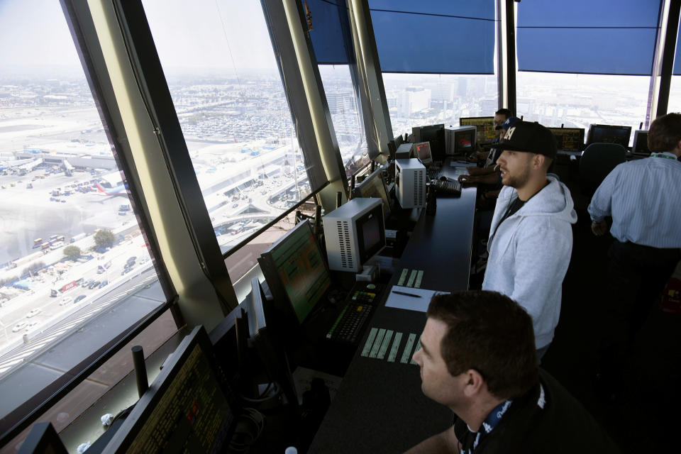 Los controladores de tráfico aéreo hablan con los pilotos dentro de la torre de control del Aeropuerto Internacional de los Ángeles (LAX) en los Ángeles, California, EE.UU., 24 de junio de 2016. REUTERS/Bob Riha, Jr