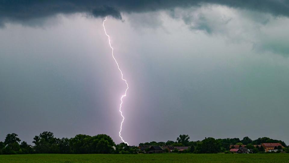 Gewitter mit Unwetter-Potenzial in der neuen Woche. (Bild: Patrick Pleul/dpa)