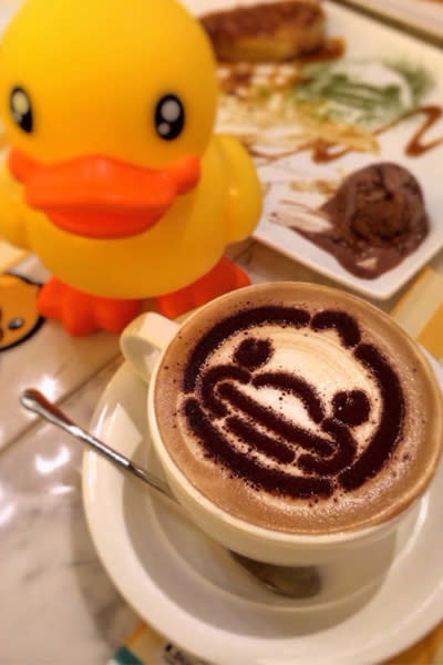 咖啡上的小鴨可可粉。（圖片來源／B.Duck Fan Page）