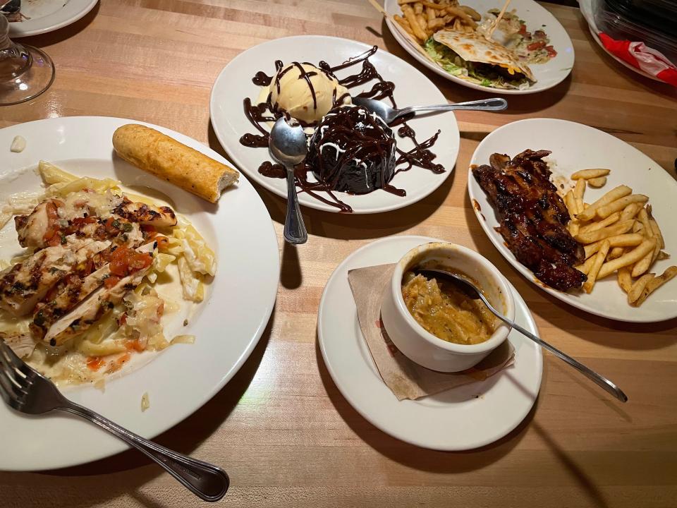 Mostly eaten three-cheese chicken penne, chicken-tortilla soup, riblet platter, quesadilla burger, and chocolate cake at Applebee's table