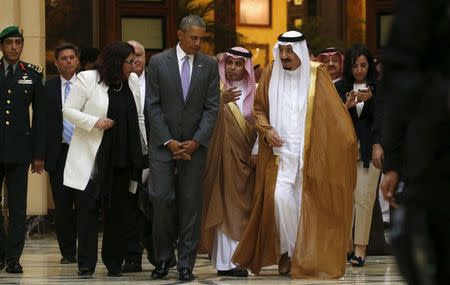 U.S. President Barack Obama (C) and Saudi King Salman (R) walk together following their meeting at Erga Palace in Riyadh, Saudi Arabia April 20, 2016. REUTERS/Kevin Lamarque
