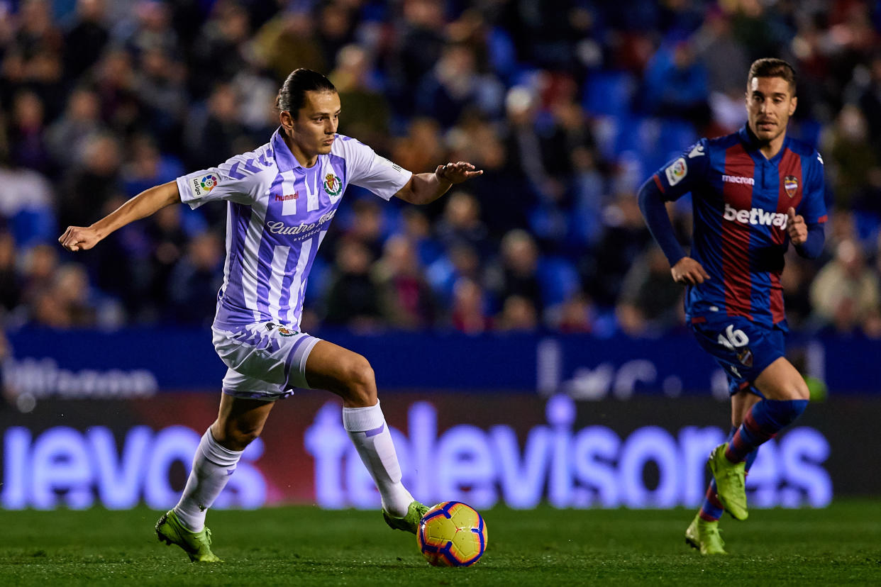 Partido de Liga española. Tiene el balón un jugador del Valladolid, con publicidad de Cuatro Rayas, marca de bebidas alcohólicas. Le vigila un futbolista del Levante anunciando la casa de apuestas Betway. Foto: MB Media/Getty Images.