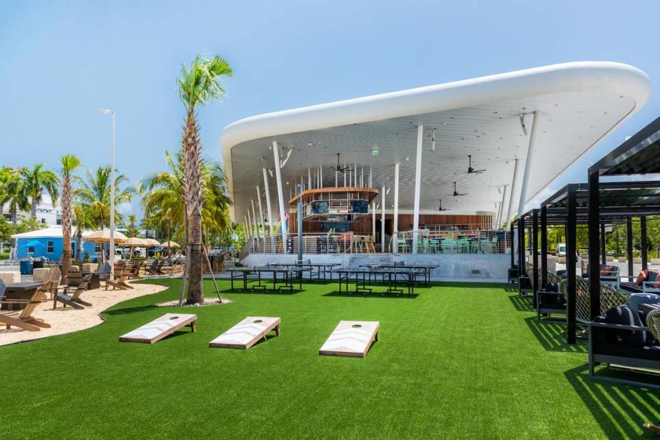 La zona de césped del Bayshore Club, con juegos, zona para fogatas, sillones lounge y cabañas privadas.