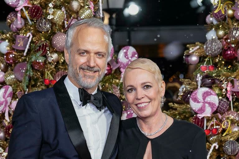 Ed Sinclair y Olivia Colman en noviembre de 2023 en la premiere de Wonka