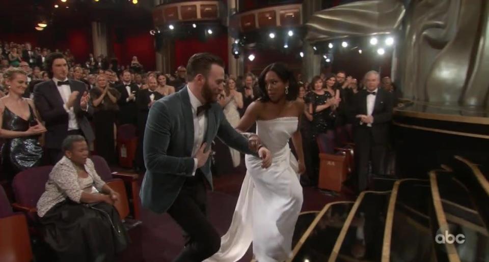 Chris Evans being a total gent to Regina King at the 2019 Oscars (ABC/Twitter)
