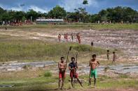 Miembros de la etnia yanomami esperan en el campamento instalado en la ciudad de Alto Alegre, en el estado de Romeira, en el que se están realizando los test de Covid-19. (Foto: Nelson Almeida / AFP / Getty Images).