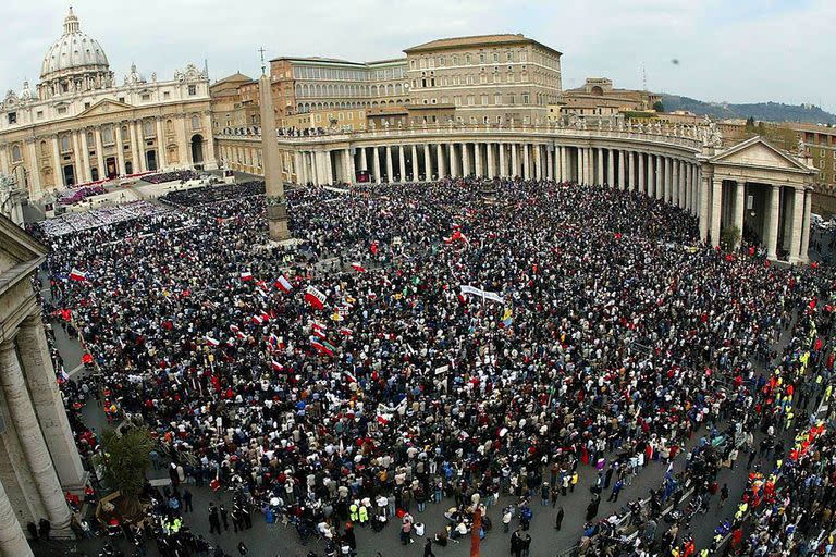 La Plaza San Pedro durante la misa de réquiem del fallecido Juan Pablo II a cargo del cardenal Joseph Ratzinger