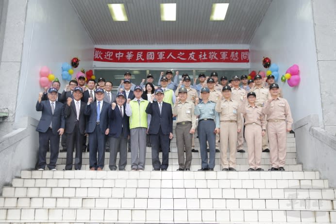 中華民國軍人之友社理事長李棟樑9日率敬軍團，前往基隆地區，慰問海軍部隊官兵。（軍聞社記者李忠軒攝）