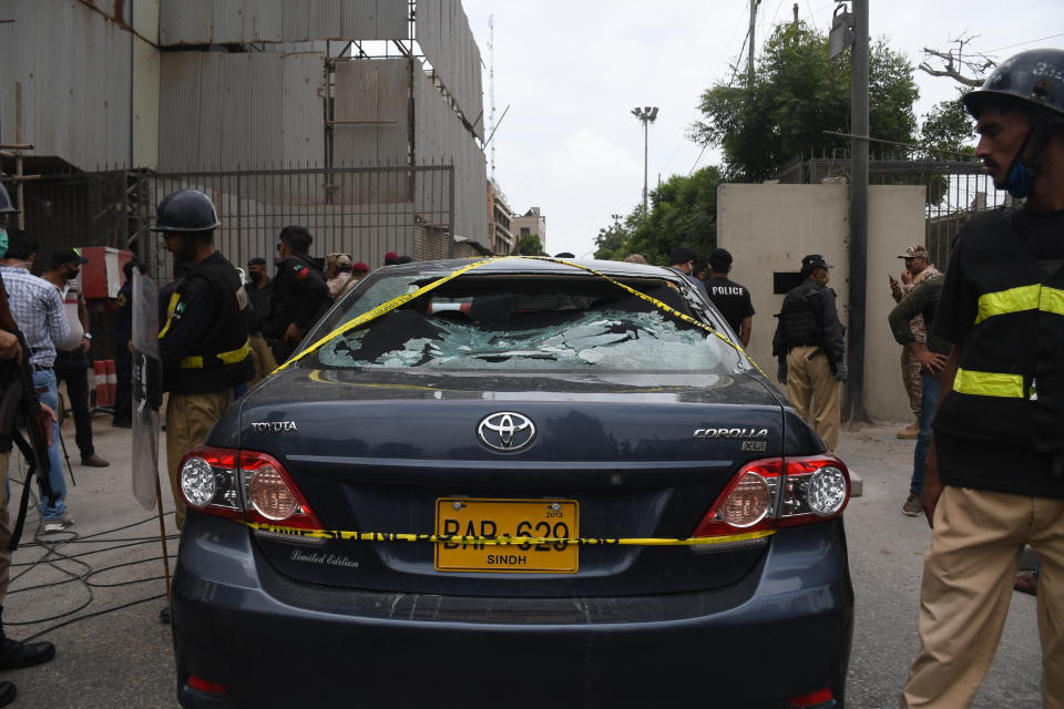 KARACHI, PAKISTAN - JUNE 29: Police officers inspect the site after gunmen attacked the Pakistani stock exchange building in Karachi, Pakistan on June 29, 2020. At least nine people were killed. The dead include four attackers, four Pakistan Stock Exchange security guards and a policeman, Muqaddas Haider, a city police chief, told reporters. At least seven people are also injured. (Photo by Sabir Mazhar/Anadolu Agency via Getty Images)