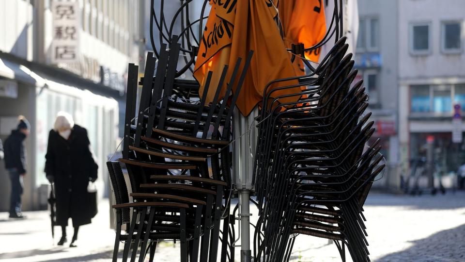 Stühle stehen gestapelt vor einem Restaurant: Der Lockdown wird bis Anfang März fortgesetzt.