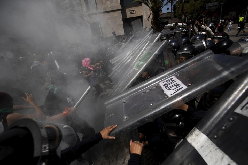 Activistas chocan con la policía durante una marcha a favor del aborto en la Ciudad de México, el lunes 28 de septiembre de 2020. (AP Foto/Fernando Llano)