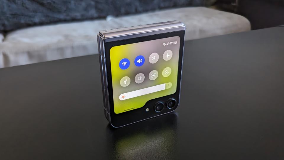 Samsung Galaxy Z Flip 5 cover screen quick settings