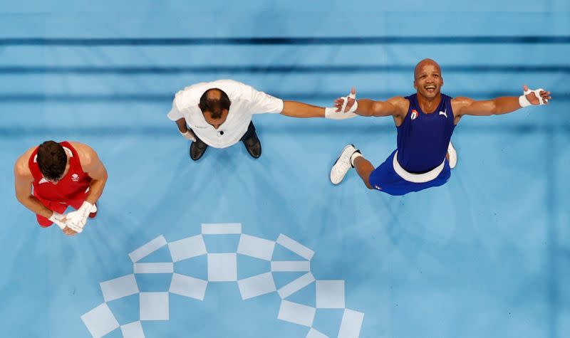 Foto del martes del cubano Roniel Iglesias tras ganar el oro en boxeo.