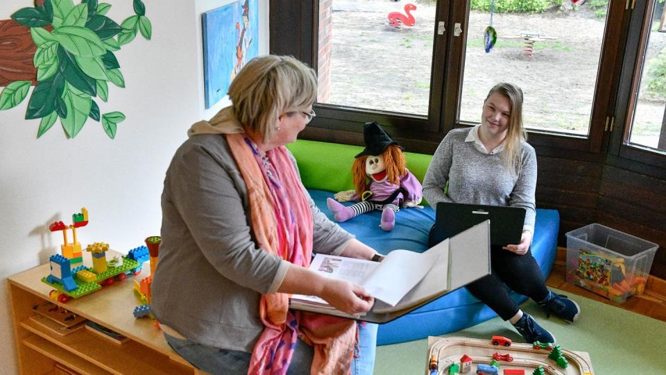 Ihr Beruf umfasst vieles, was von der Gesellschaft oft gar nicht wahrgenommen wird. Kita-Leiterin Barbara Nolte (l) führt mit Erzieherin Lea Sophie Aldejohann ein Planungsgespräch.