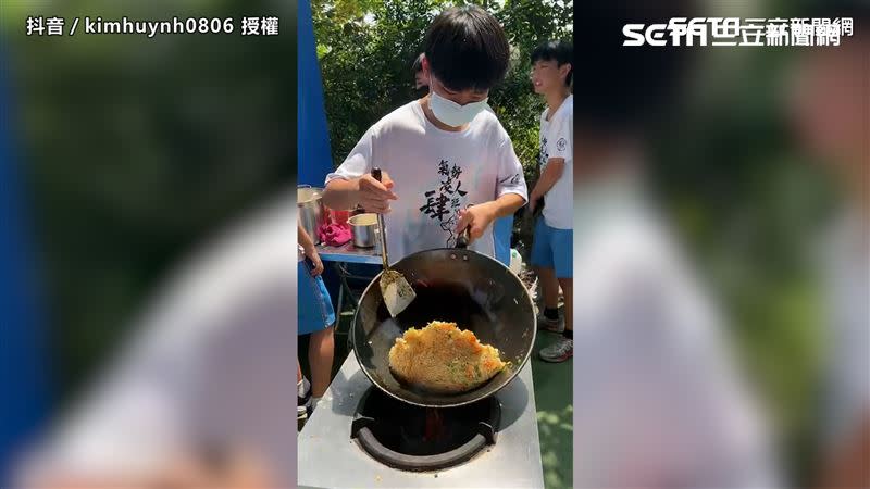 年僅14歲的賴科宇在苗栗苑裡國中園遊會，大秀「快炒翻鍋」絕技，讓現場師生為之驚艷。(圖／翻攝自抖音)