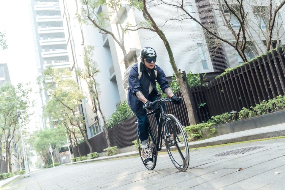 具俊曄騎車練體能  寬宏藝術