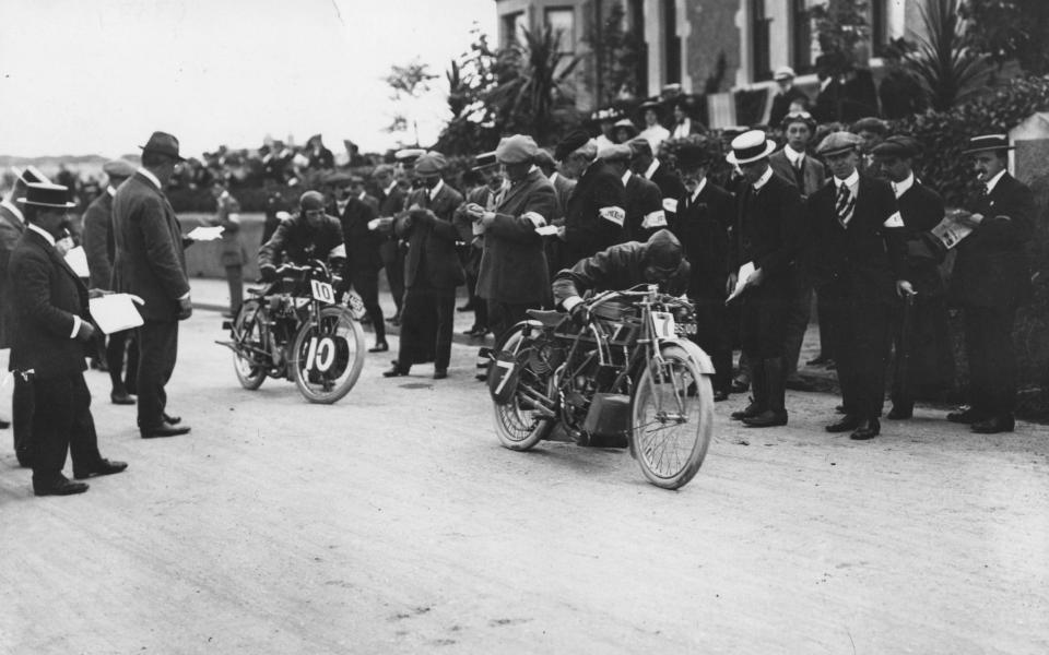 Senior TT start - 1911 - Topical Press Agency/Getty Images