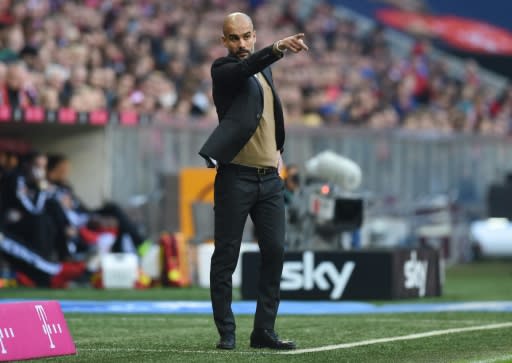 El entrenador del Bayern, Pep Guardiola, gesticula durante un partido de la Bundesliga alemana de fútbol contra el Colonia el 24 de octubre de 2015 en Múnich (AFP | Christof Stache)