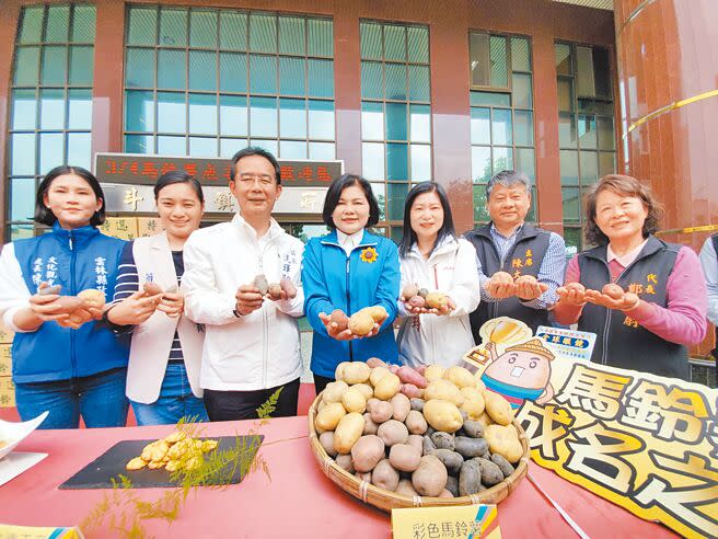 雲林縣斗南鎮是全台馬鈴薯最大產地，斗南鎮公所將於3月4日舉行「馬鈴薯成名之路」創意料理品嘗活動，縣長張麗善（中）出席宣傳記者會。（周麗蘭攝）