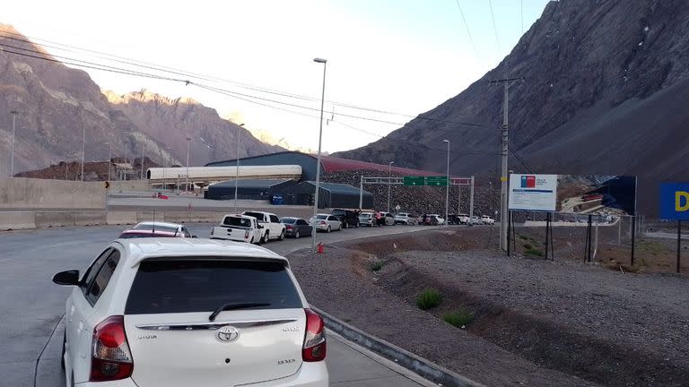 Largas filas de autos para cruzar a Chile por el Paso Cristo Redentor