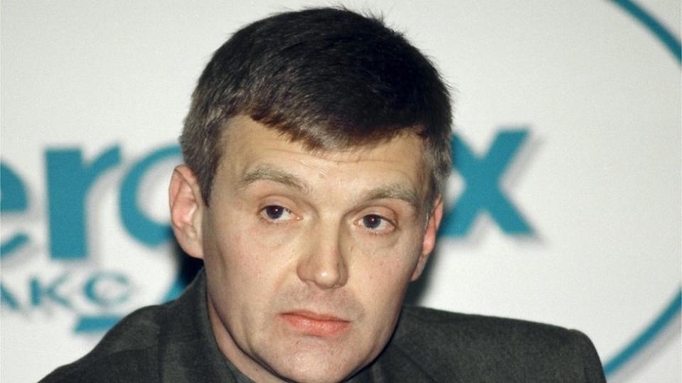 Alexander Litvinenko, entonces oficial del servicio de seguridad estatal de Rusia FSB, en una conferencia de prensa en Moscú el 17 de noviembre de 1998.