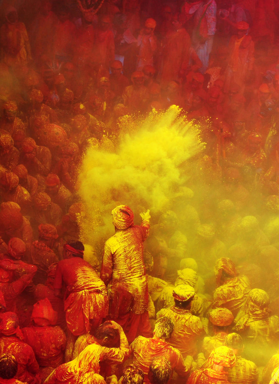 INDE, Barsana. Des dévots hindous jettent de la poudre colorée dans le temple Radha Rani lors du festival Holi Lathmar, le 21 mars 2013. AFP/Sanjay Kanojia