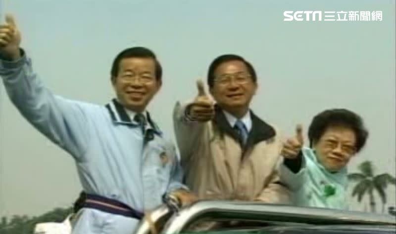 時任總統候選人陳水扁、副總統候選人呂秀蓮與謝長廷一同搭車於台南掃街，遇上槍擊。（圖／資料照）