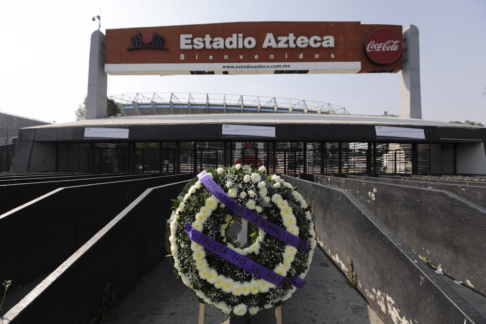 La foto del miércoles 25 de noviembre de 2020 muestra una corona de flores colocada frente al Estadio Azteca de la Ciudad de México, en memoria de Diego Maradona, fallecido en la jornada (AP Foto/Eduardo Verdugo)