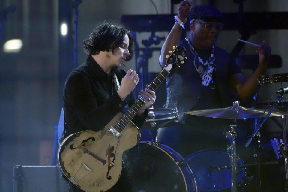 Jack White durante su presentación en el concierto "Live From Detroit: The Concert at Michigan Central" el jueves 6 de junio de 2024 en Detroit. (Foto AP/Carlos Osorio)