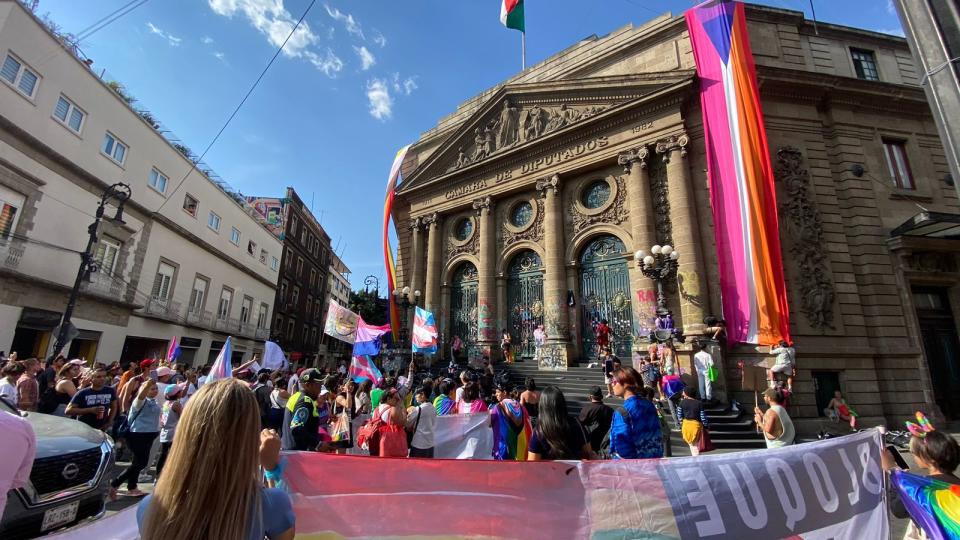 El Congreso de la CDMX también acabó color arcoíris. Foto: Marcela Nochebuena.