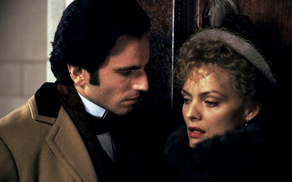 Daniel Day-Lewis and Michelle Pfeiffer in The Age of Innocence