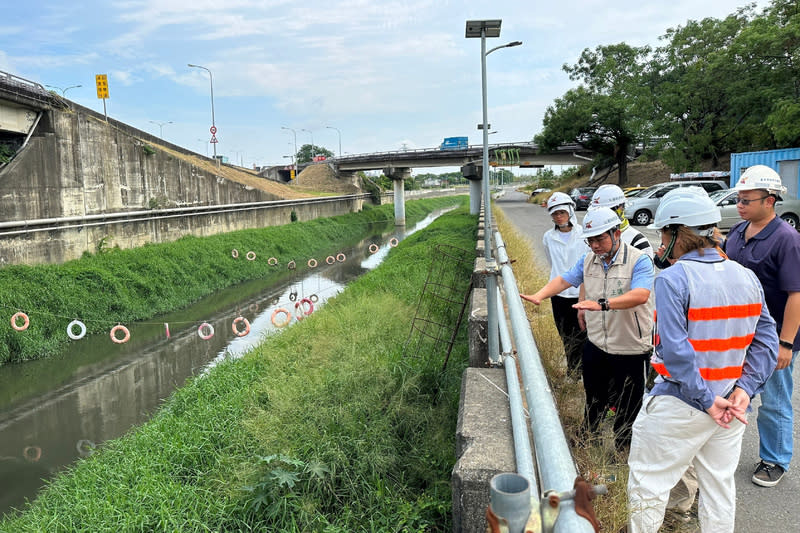 台南加強防汛整備 近日地震頻傳，依氣象預報台南地區降雨機率也將提 高，台南市政府啟動防災整備，圖為人員執行仁德區 三爺溪萬代橋改建工程防汛抽查。 （台南市政府提供） 中央社記者楊思瑞台南傳真  113年4月23日 