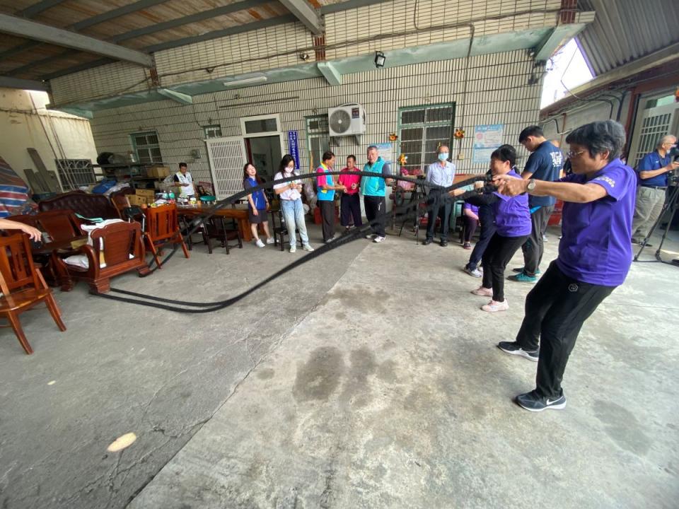 大樹區新吉庄社區活動中心的長輩練習甩戰繩。（圖：溫蘭魁攝）