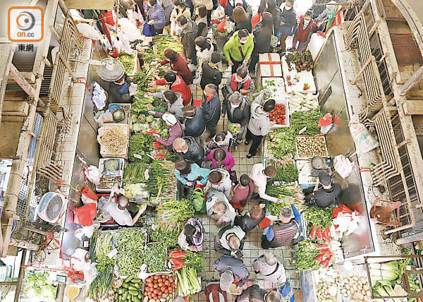 政府禁晚市堂食令持續下，市民一早到街市買菜準備團年飯。