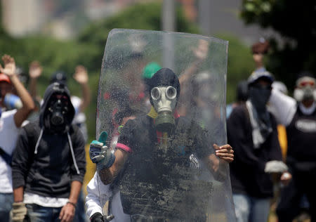 Opposition supporters clash with security forces during a rally against Venezuela's President Nicolas Maduro in Caracas, Venezuela April 26, 2017. REUTERS/Marco Bello