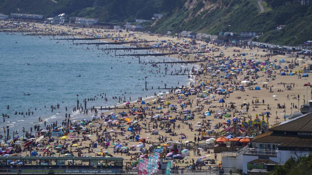 Voller Strand in Bournemouth. Fast alle Corona-Beschränkungen einschließlich Social-Distancing-Regelungen und das Tragen von Mund-Nasen-Schutz sind in England aufgehoben.