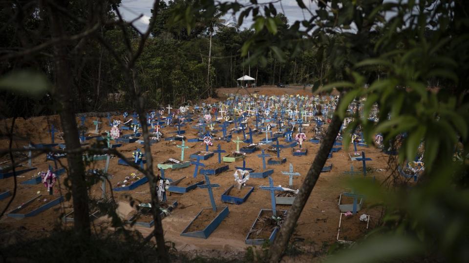 Frische Gräber auf einem Friedhof in Manaus.