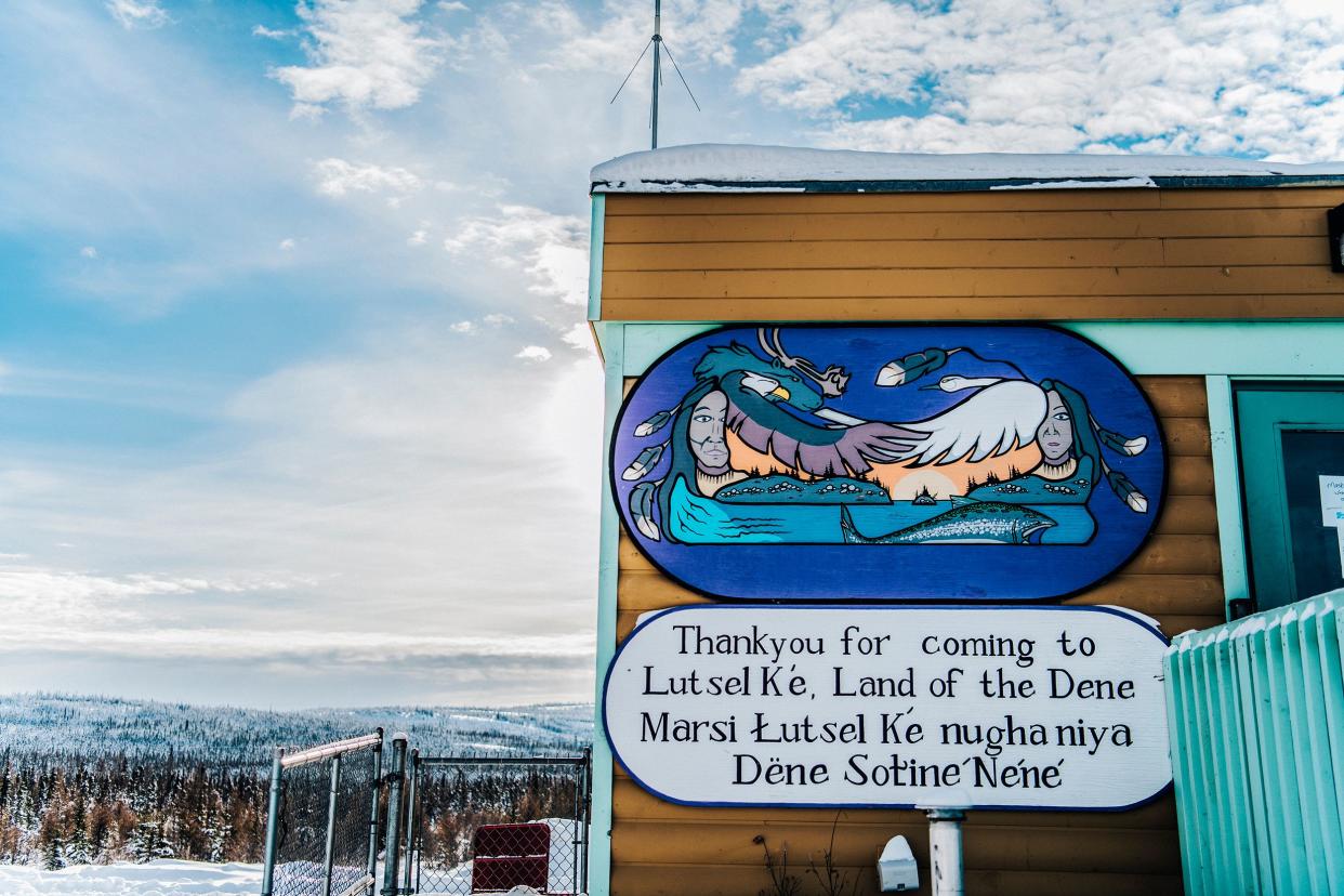 A sign at the Łuts&euml;l K&rsquo;&eacute; airport is written in D&euml;nesųłın&eacute; and English. (Photo: Angela Gzowski for HuffPost)