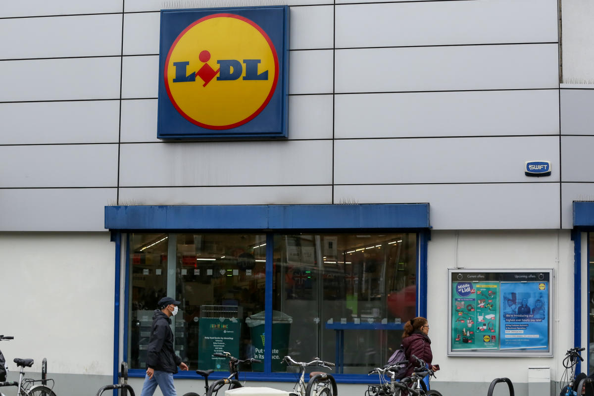 Gevoelig ik heb honger Uitsluiten Lidl Christmas sales jump 25% as shoppers switch to discounters