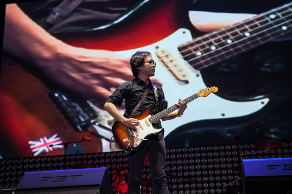 Francis Brew shows off his guitar mastery. Red Horse Muziklaban 2012 (Photo by Niña Sandejas)